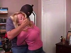 Observa cómo esta belleza experimentada es atada y dominada. Ella