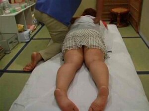 Mujer asiática gorda tetona va a un masaje (censurado)