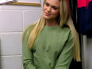 Linda animadora rubia cutie Chloe atrapada robando en una tienda y