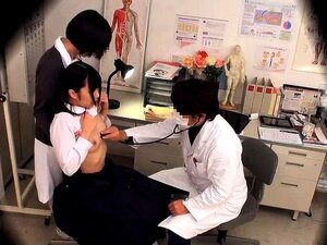 Linda japonesa bimbo en uniforme chupa polla