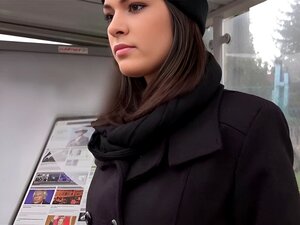 La chica de ojos marrones Suzy es follada por extraños polla enorme