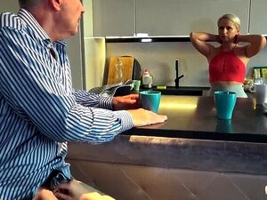 Dulce follada de coño y mamada por chicas en un trío viejo y fresco