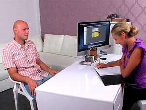 Agente femenina vestida follada por detrás. Agente europea rubia sexy