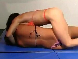¡Mira a Ziggy derrotar a Julie Squeeze ahora! - Catfight, Wrestling,