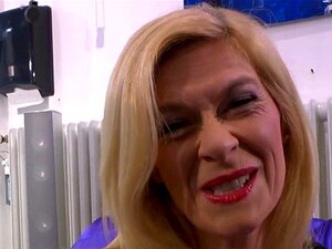 Sucio semen tragando azadas de bukkake. Sucio semen tragando bukkake a