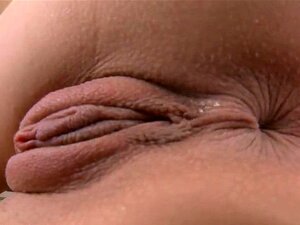 El looker perfecto muestra su suave coño abierto en