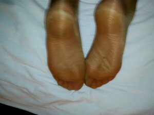 Corriéndose en los pies de la esposa en mallas desnudas