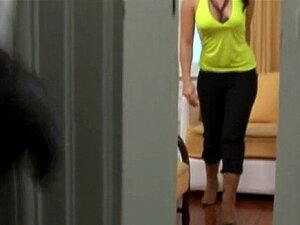 El culo es follado en cámara. La chica de piernas largas siente cómo