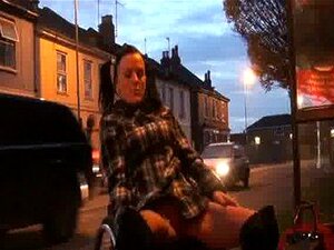 Leah Caprice desnuda en Cheltenham desde su silla de ruedas