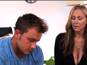 La madrastra Julia Ann ayuda a su hijastro y a su novia