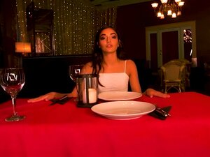 Sumérgete en el placer supremo mientras una morena seductora ofrece