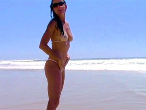 SofieMarieXXX - MILF provoca a los transeúntes desnudos en la playa
