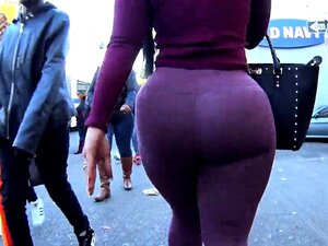 Una chica amateur con un gran culo en pantalones morados apretados
