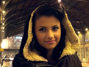 Chica checa amateur real recogida en la estación de tren y follada