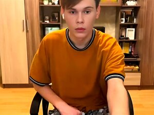 chiquito gay guapo se masturba delante de la webcam