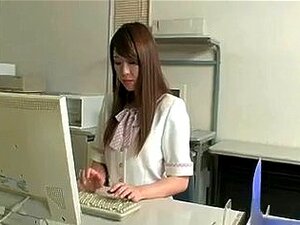 Una trabajadora de oficina japonesa recibe el placer máximo al