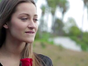 La chica de yoga se abre de piernas. La encantadora chica de yoga