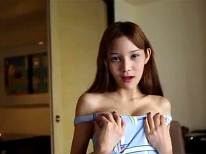 Ladyboy tailandesa da una mamada y experimenta una follada ruda sin