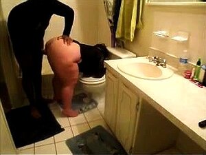 Una morena curvilínea tiene a un tipo negro follándole el coño