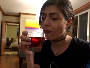 Audrey Royal en Empiezas a follarla en Maui pero tienes que poner eso