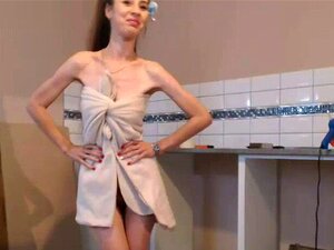 Camgirl magra amateur morena posando en la webcam. Delgada morena