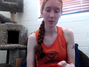 Mira a esta pelirroja delgada y tetona masturbarse su coño liso y