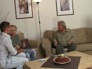 Novia se divierte con la mamá y el padrastro de su novio