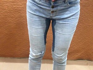 Meo en jeans y metiendo bragas mojadas dentro del coño,