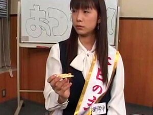 Dama de oficina tiene un día muy ocupado. ¡Mira cómo la dama de