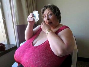 Sumérgete en las curvas impresionantes de Karola y sus cautivadores