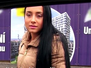 La dulce Anna Rose le hace una mamada al tipo y se lo follan