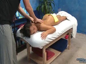 Linda chica legal follada en equipo en perrito