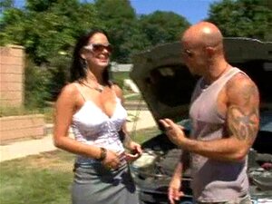 La chica caliente Angelina Valentine tiene buenas tetas