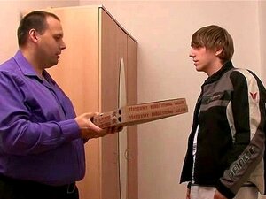 Esposa sexy cornuda a su marido con un chico de pizza
