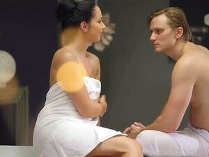 La tímida mujer Kittina Clairette engaña a su marido en vacaciones