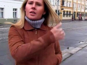 El coño peludo de una sexy europea se folla en público por una